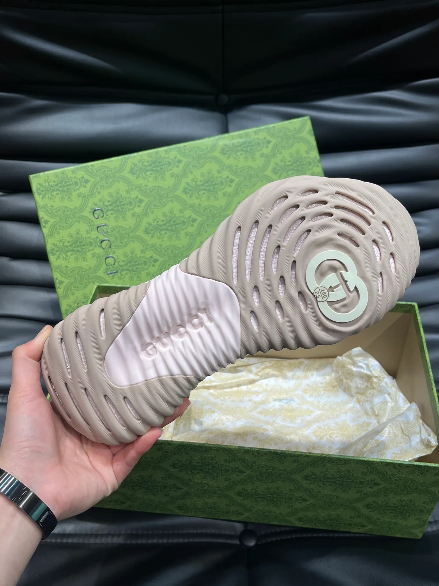 Men's Men's Shoes💰p760 "Gucc*" Ri Men's Men's Shoes💰p Men's Men's Shoes💰ple Series 2024ss👫Couple Style Casual Sports Shoes, buy the original and accurately reproduce it! Restore the quality of details, Gucci Ri men's shoes 💰p men's shoes 💰ple series sports shoes are made with innovative stitching technology to create a flowing texture like water. The leather design is paired with three-dimensional interlocking Double G leather patches and Gucci letter metal accessories, creating a free flowing texture of the entire shoe with a 3D effect. A classic and versatile piece that feels super comfortable on your feet! Female 35-40 Male 38-45
